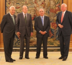 Don Juan Carlos acompañado por el ministro de Asuntos Exteriores de la República Portuguesa, Rui Machete, el ministro de Asuntos Exteriores y Cooperac
